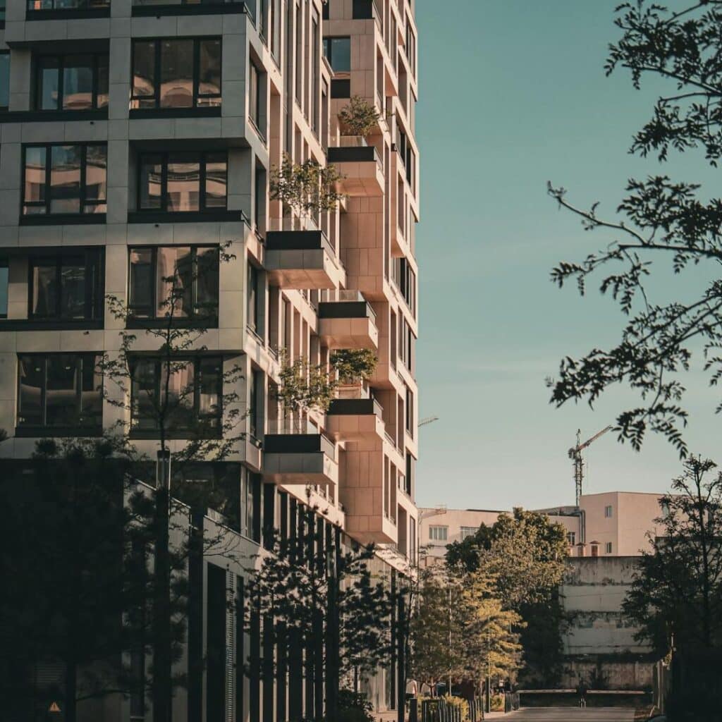 Symbolbild: Hochhaus mit Straßensicht, Illustration für Immobilienmarktwertanalyse